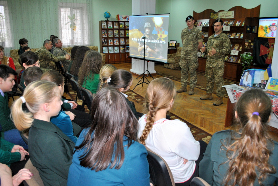 Встреча школьников с военными и волонтерами