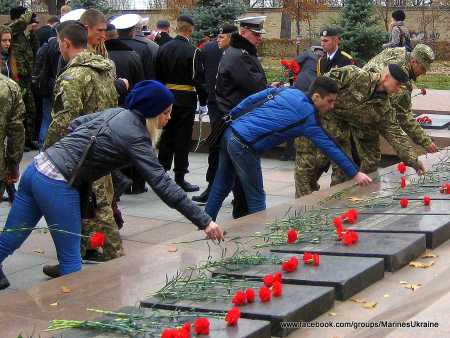 Возложение цветов у Мемориала Ольшанцам